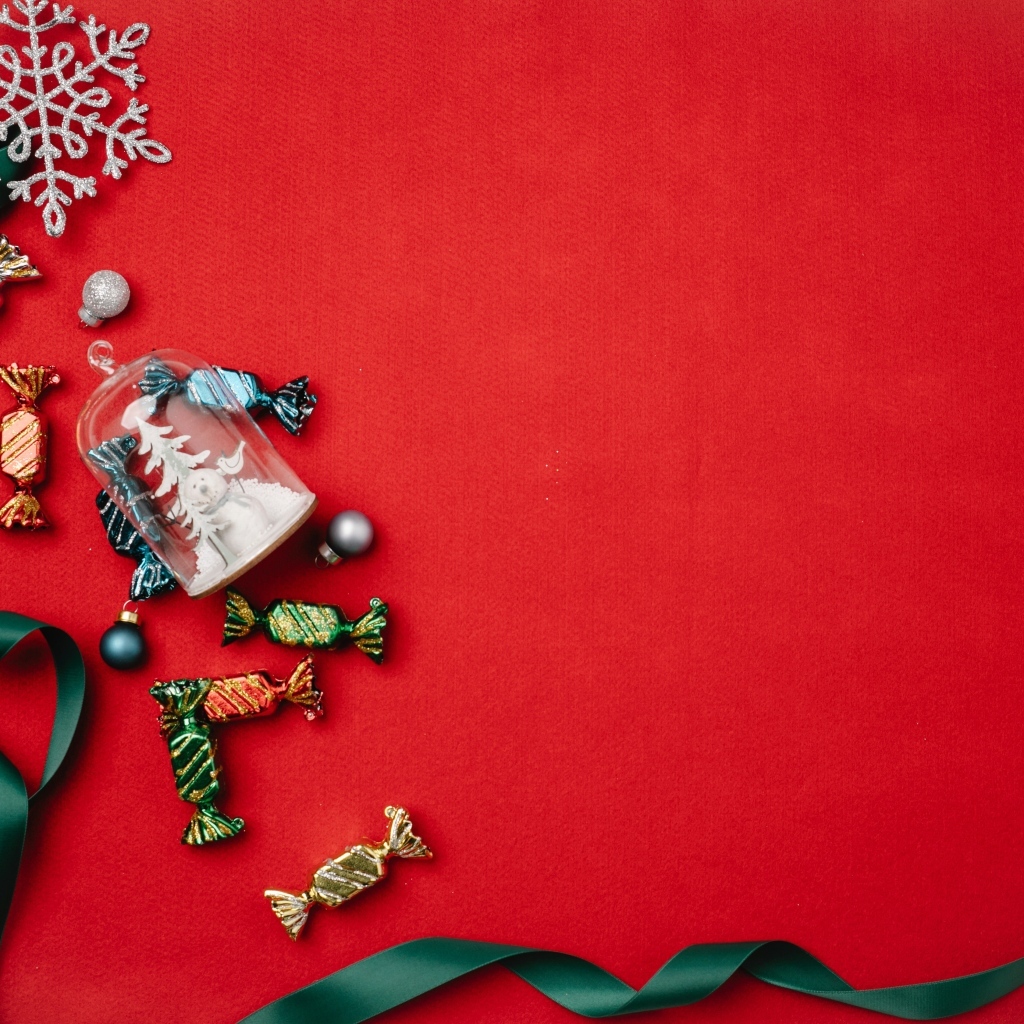 Красный фон с лентой и конфетами