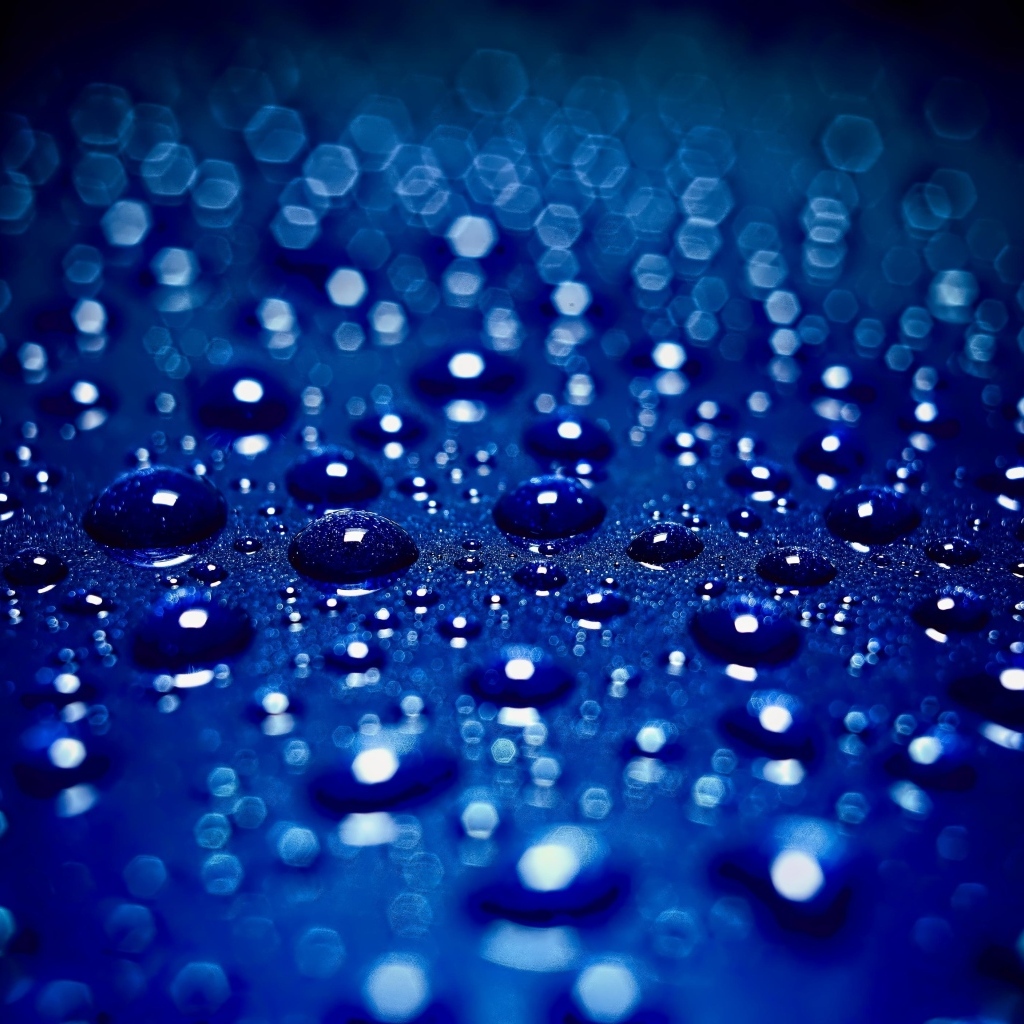 Мелкие капли воды на синем фоне
