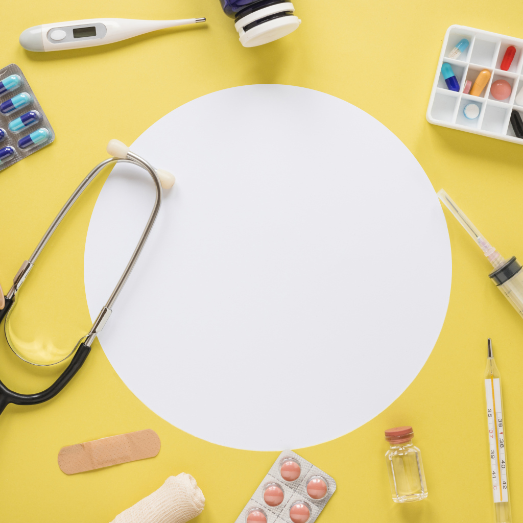 Шаблон для открытки для медиков на желтом фоне