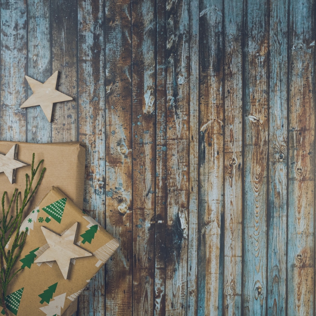 Два подарка на деревянном фоне