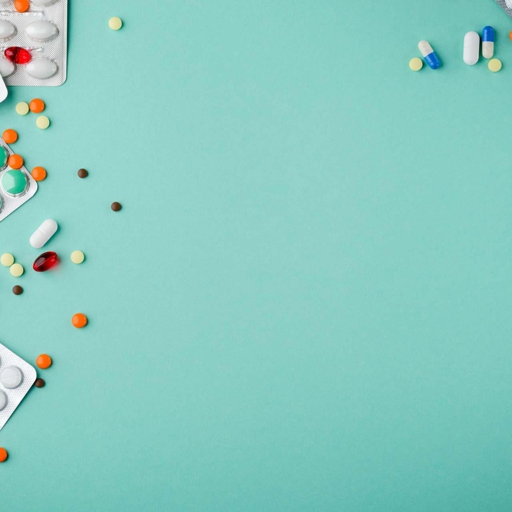 Разные таблетки на голубом фоне