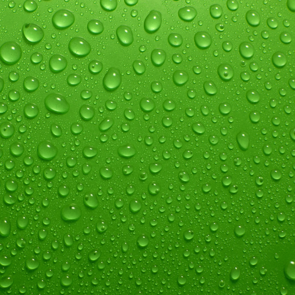 Капли воды на зеленом фоне