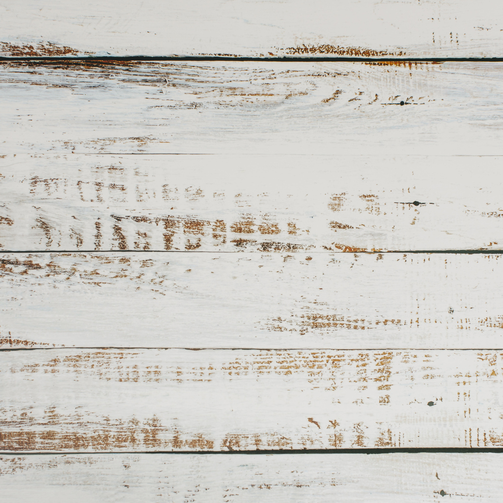 Окрашенная белой краской деревянная поверхность