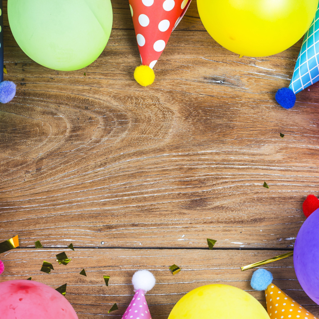 Деревянный фон с колпаками и шариками