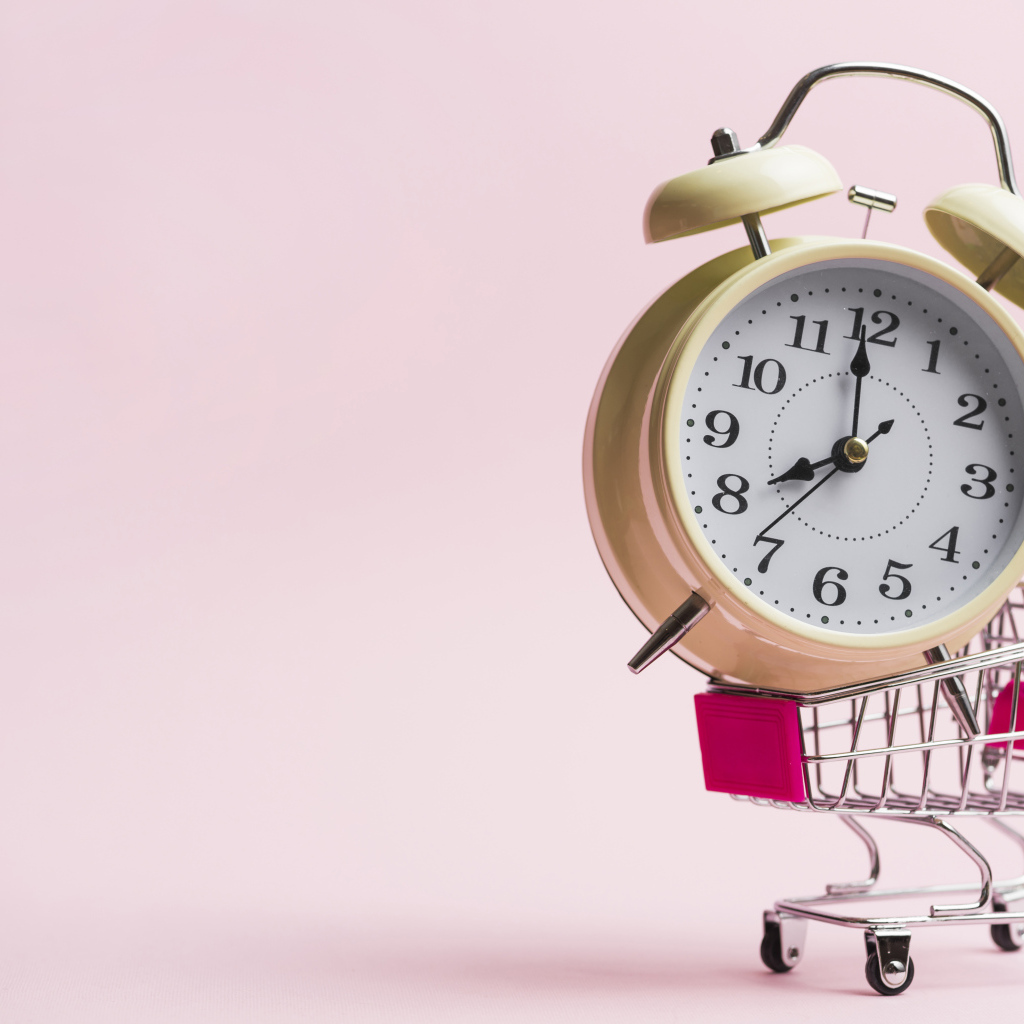 Будильник в маленькой тележке