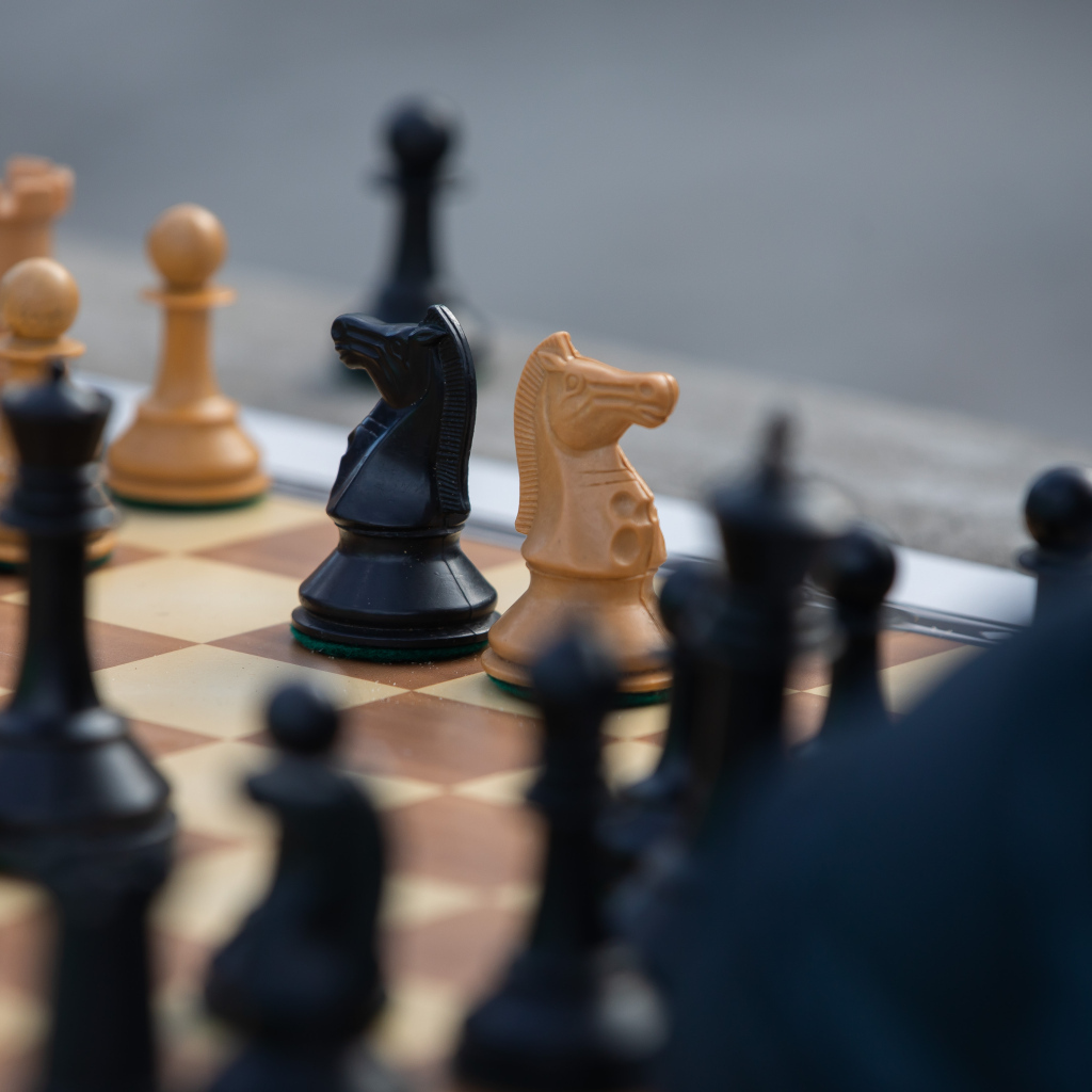 Красивые деревянные шахматные фигуры на доске