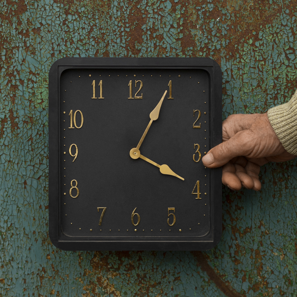 Черные квадратные часы на старой стене