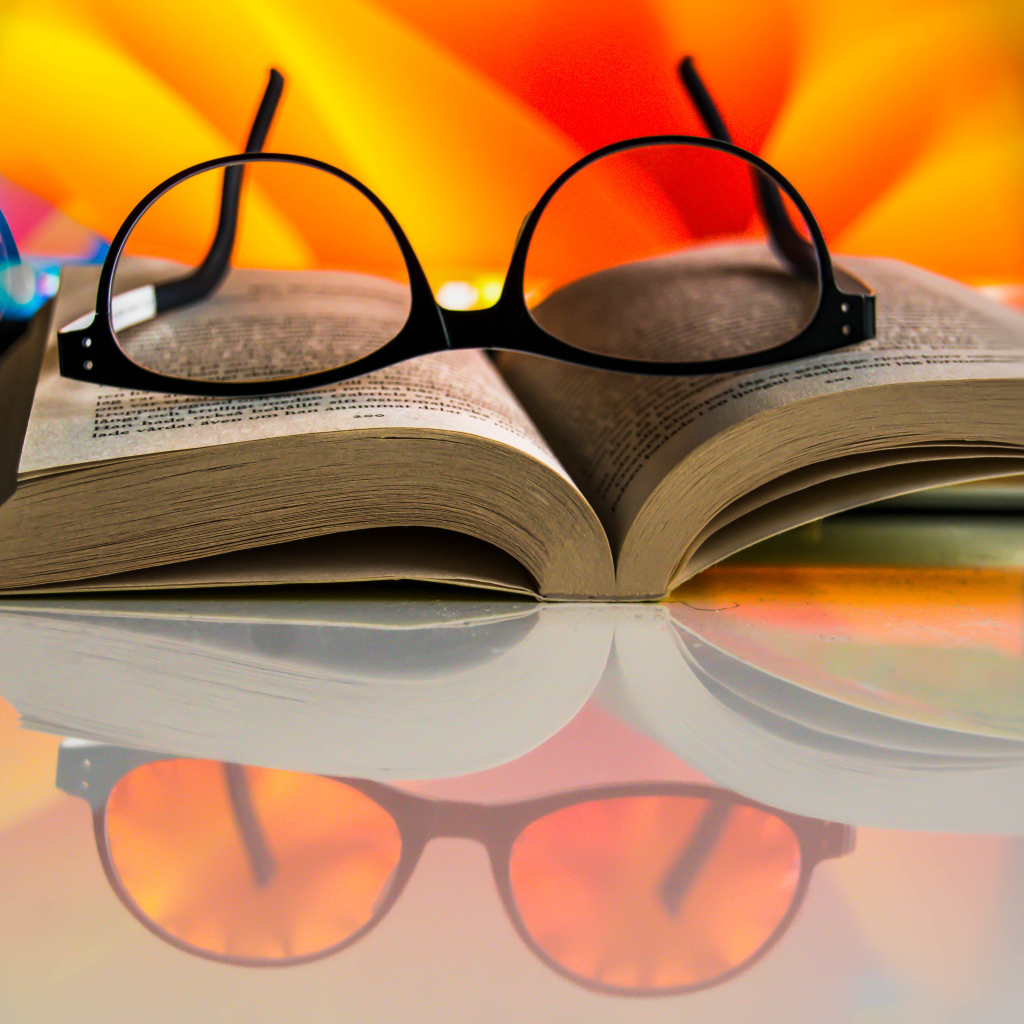 Книга с очками на столе