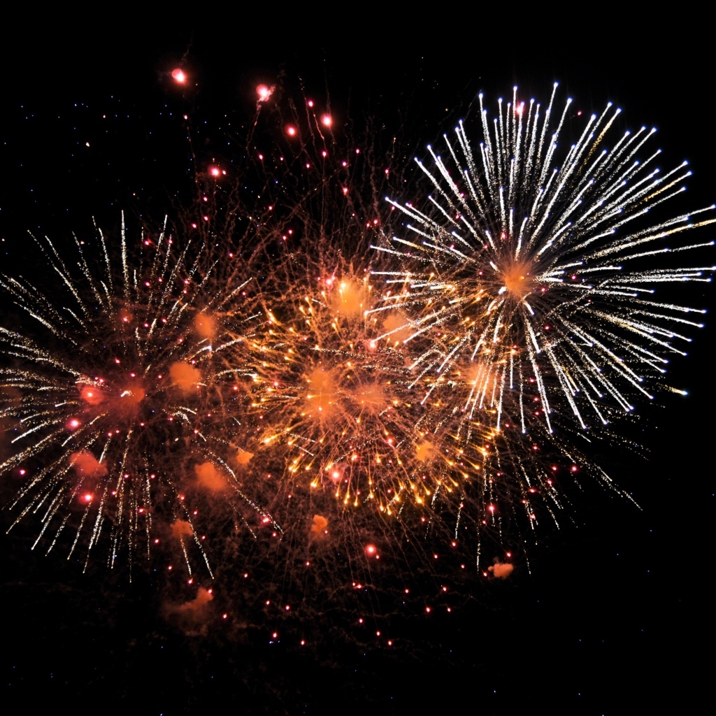 Яркие искры фейерверка на черном фоне