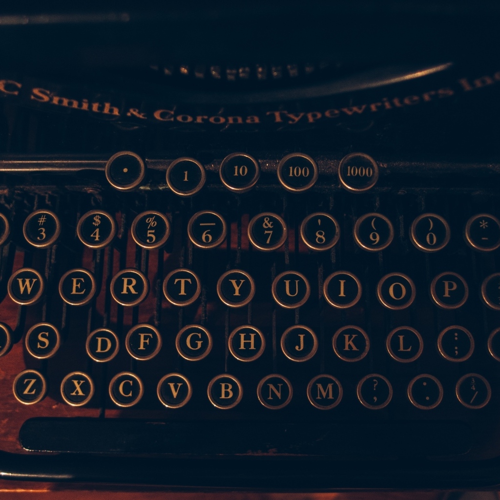 Кнопки старой печатной машинки крупным планом