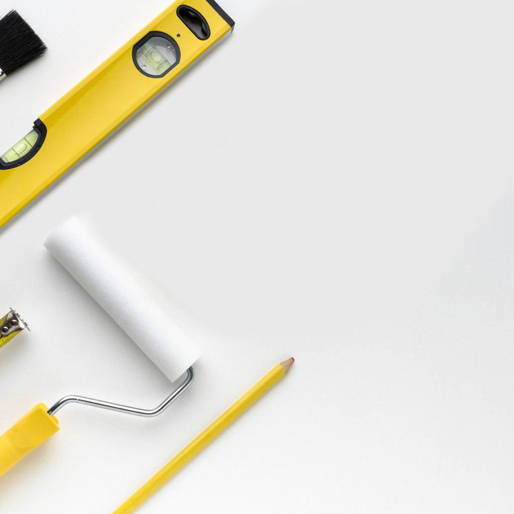 Строительные инструменты на белом фоне