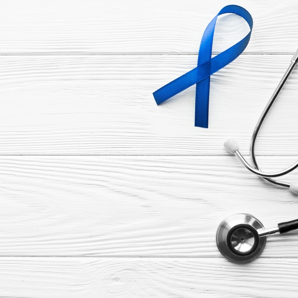 Стетоскоп врача с ленточкой на белом фоне