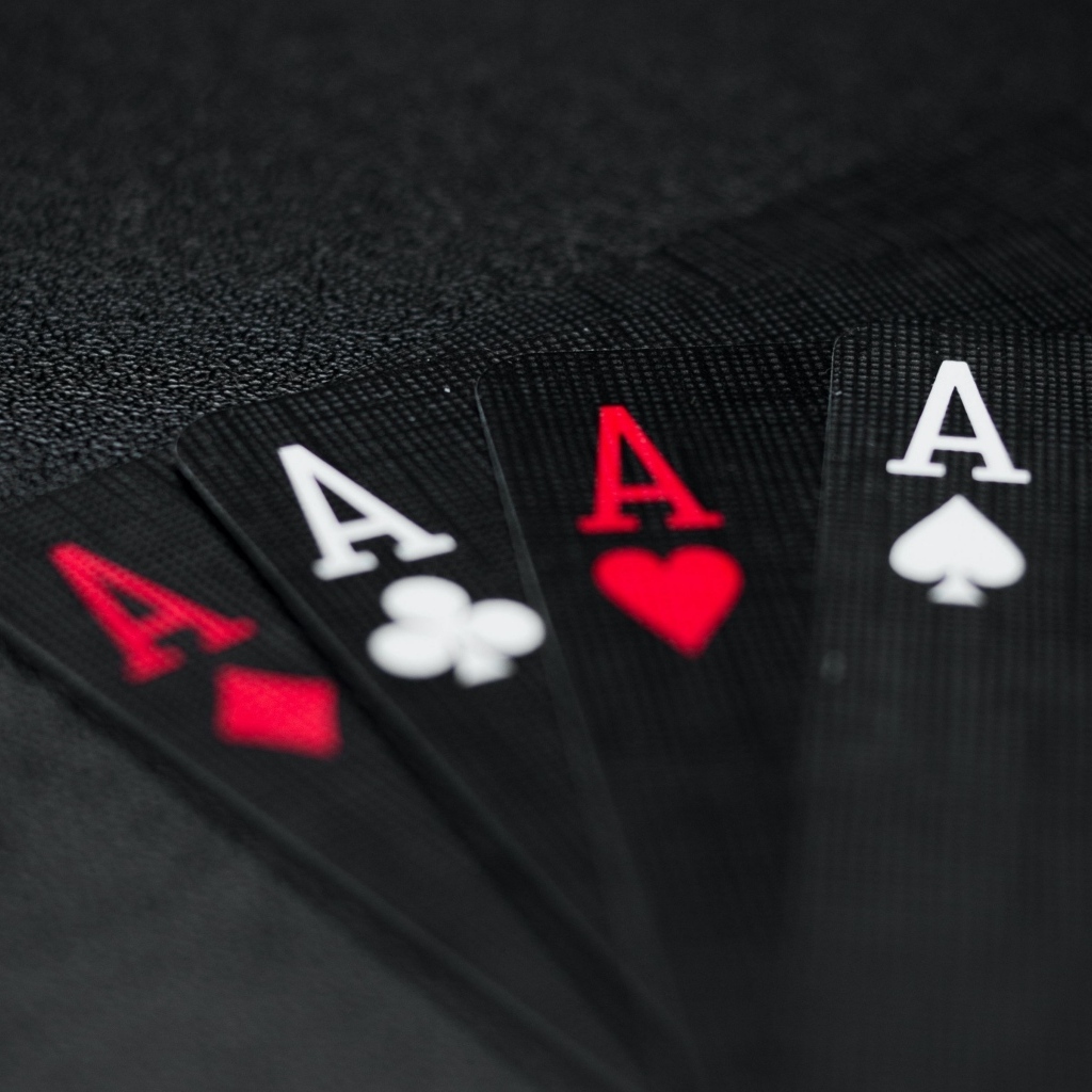 Четыре черных туза на столе