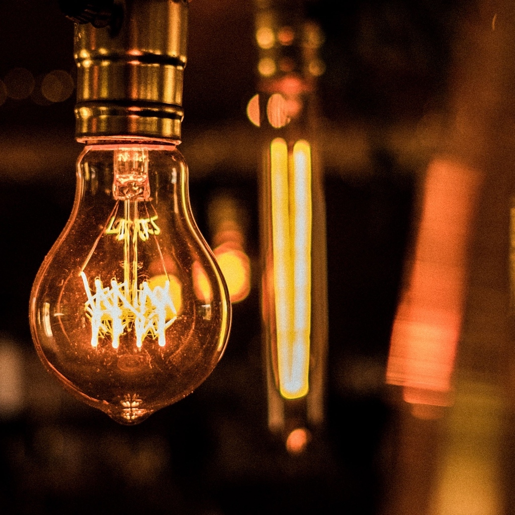 Стеклянная лампа накаливания на потолке