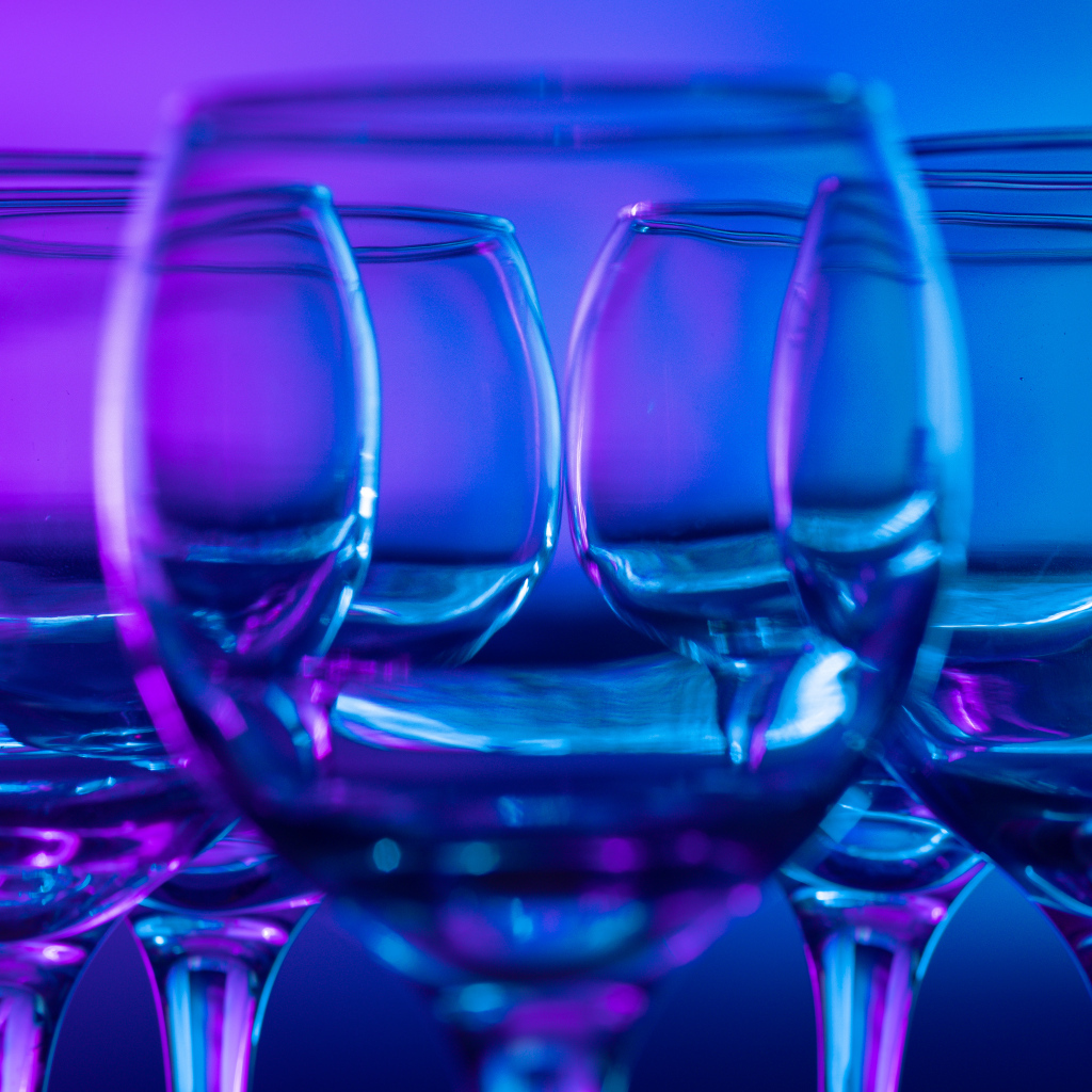 Стеклянные бокалы для вина крупным планом