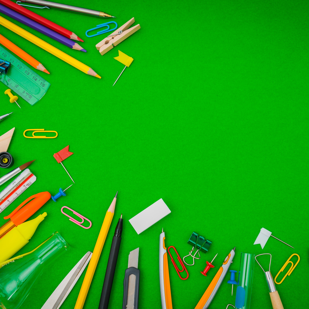 Зеленый фон с канцелярскими предметами