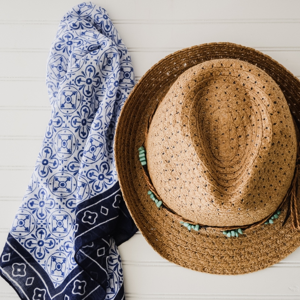 Шляпа и платок висят на стене