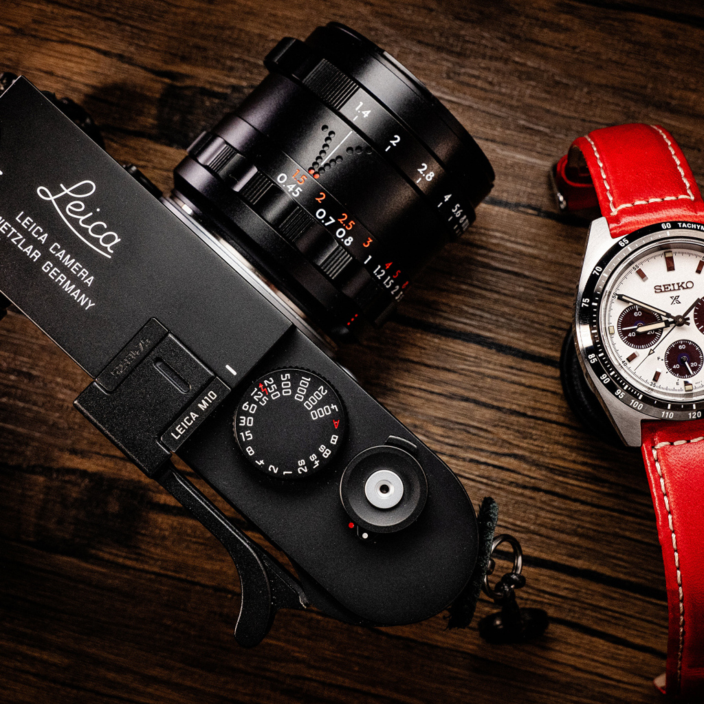 Фотоаппарат Leica M10 и часы на столе