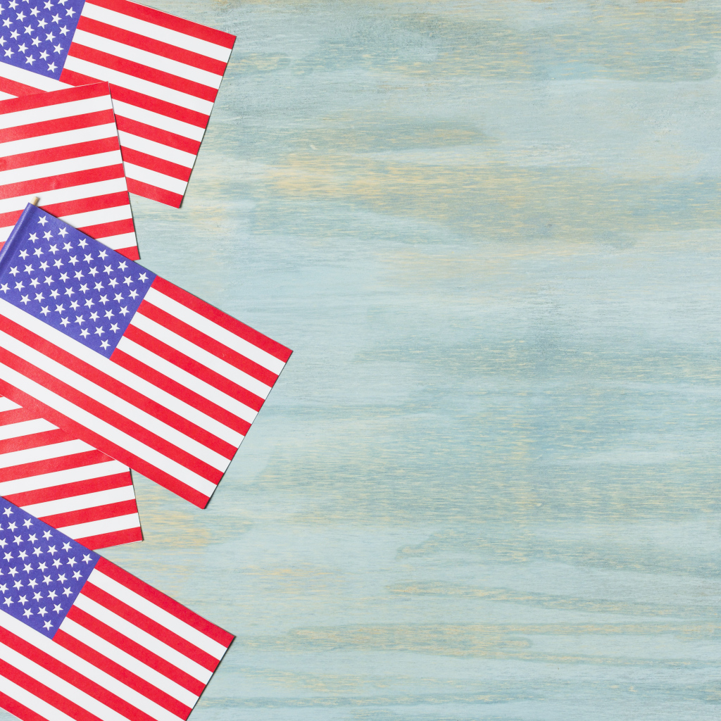 Много флагов Америки на голубом фоне