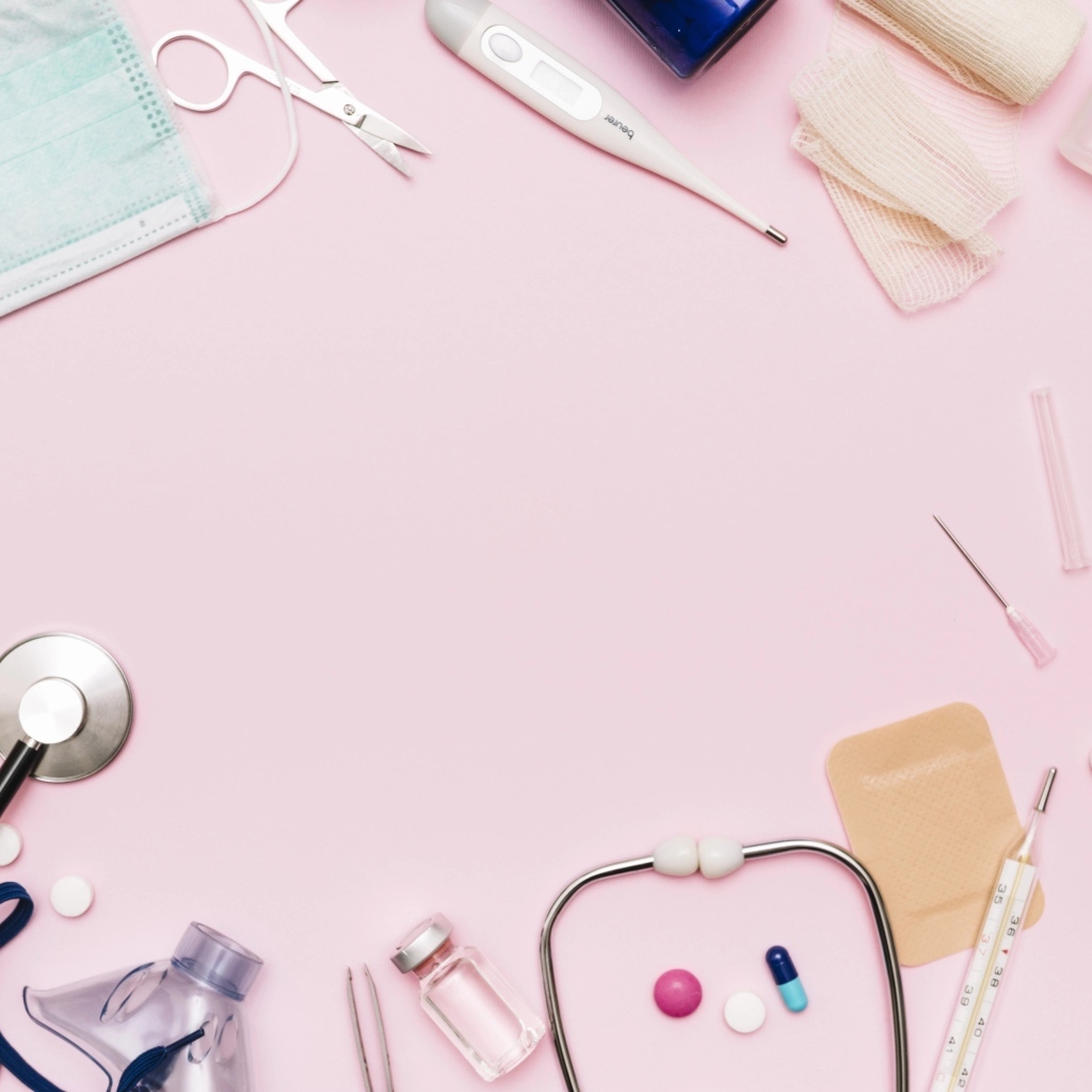 Медицинские атрибуты на розовом фоне
