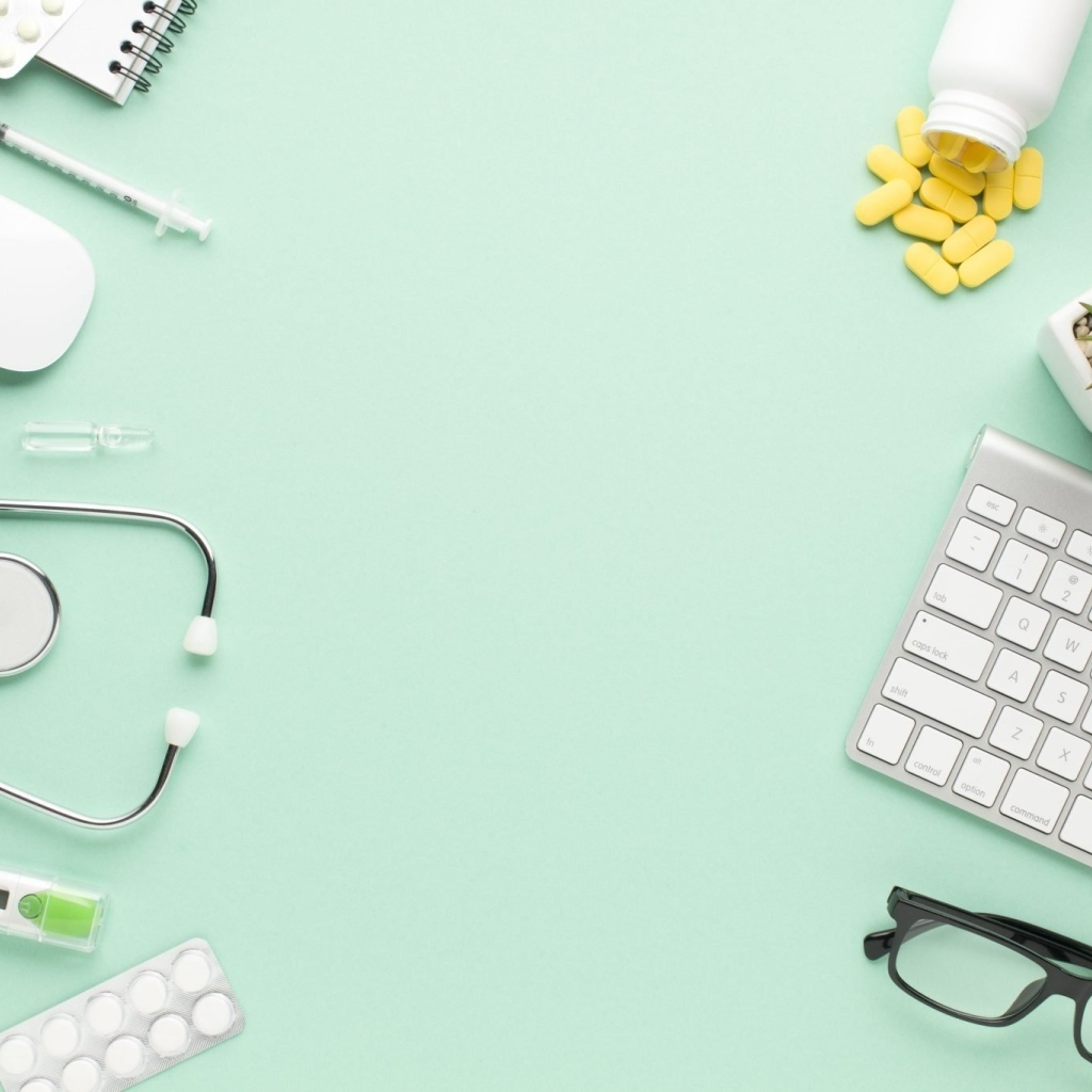 Медикаменты и инструменты на голубом фоне