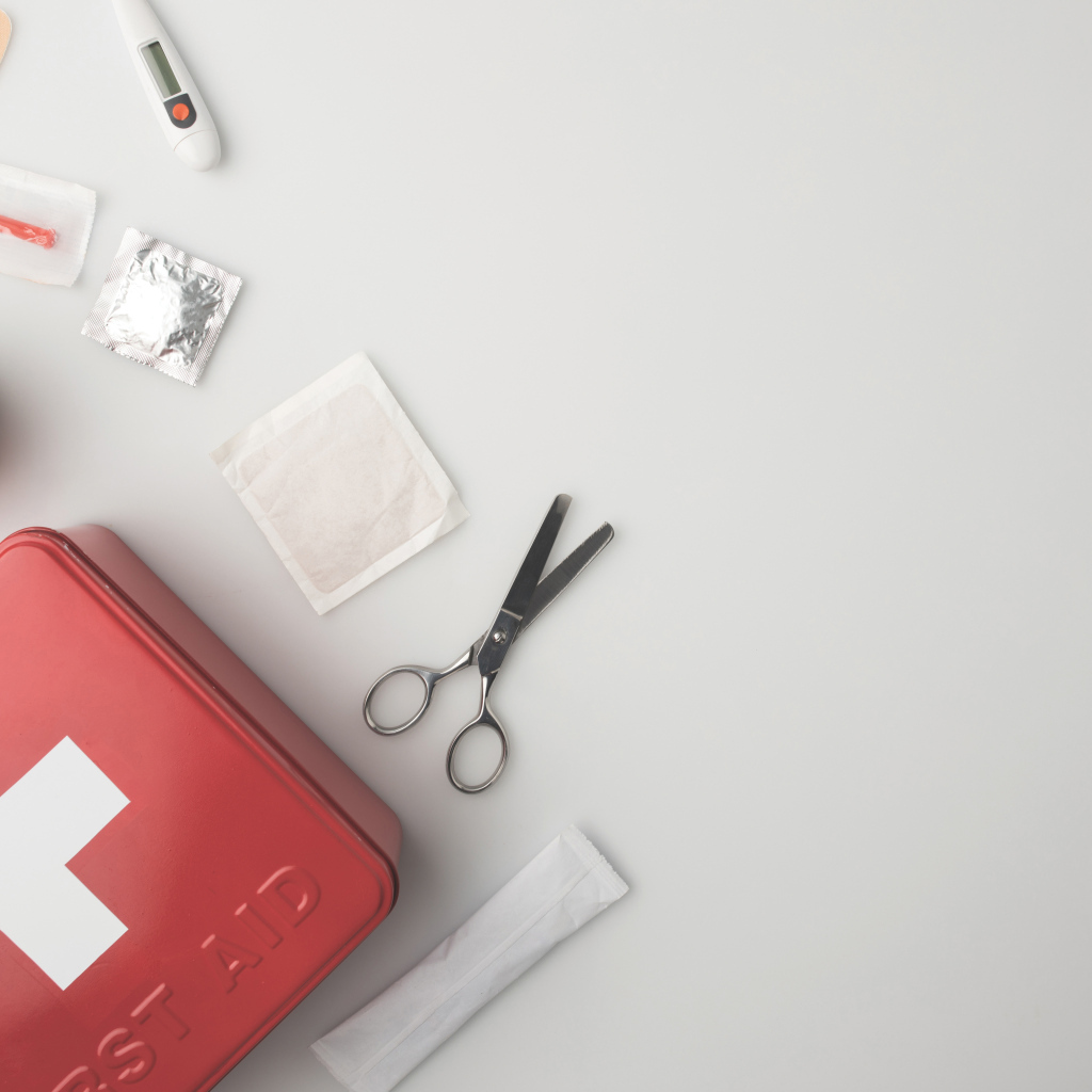 Медикаменты для аптечки на сером фоне