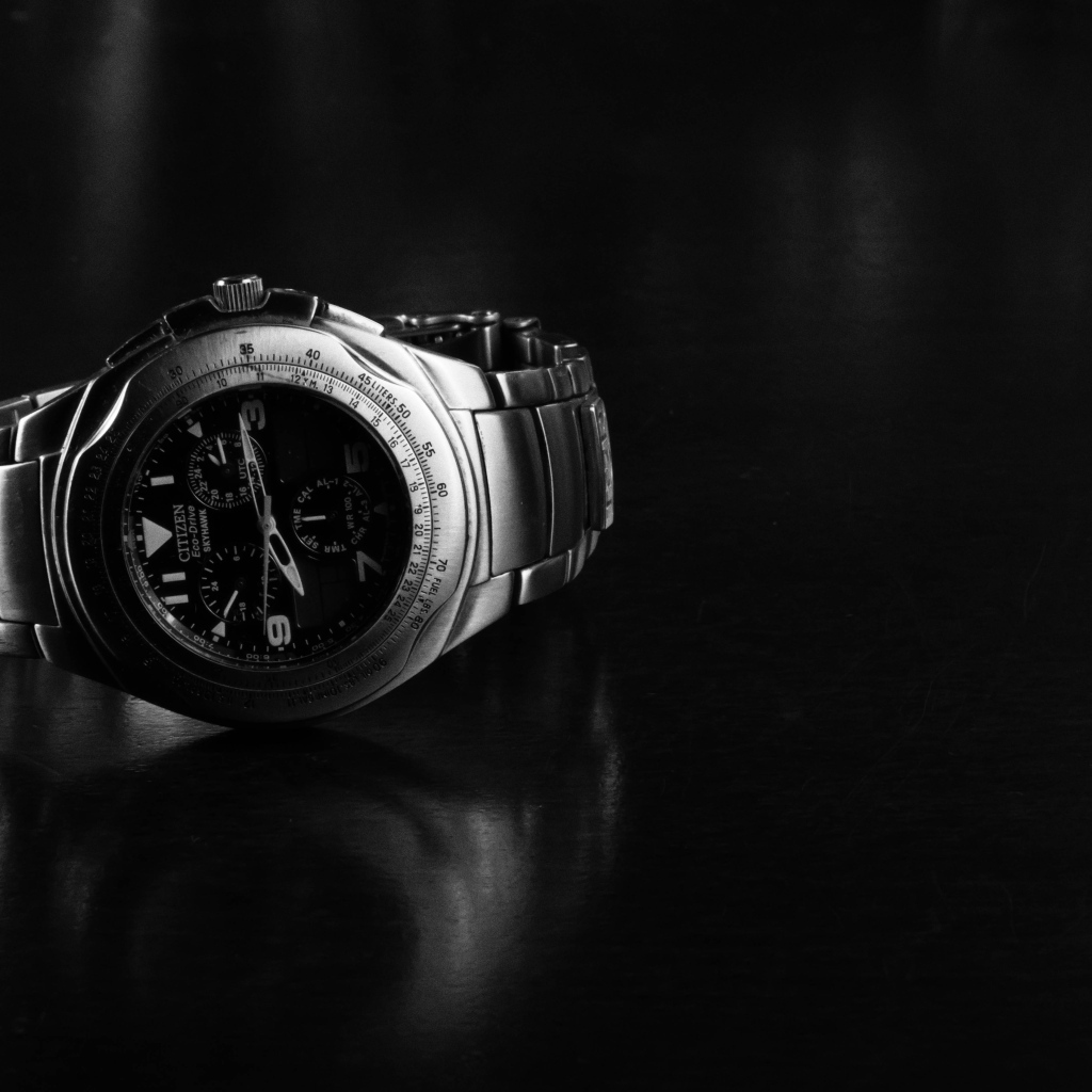 Наручные мужские часы на черном фоне