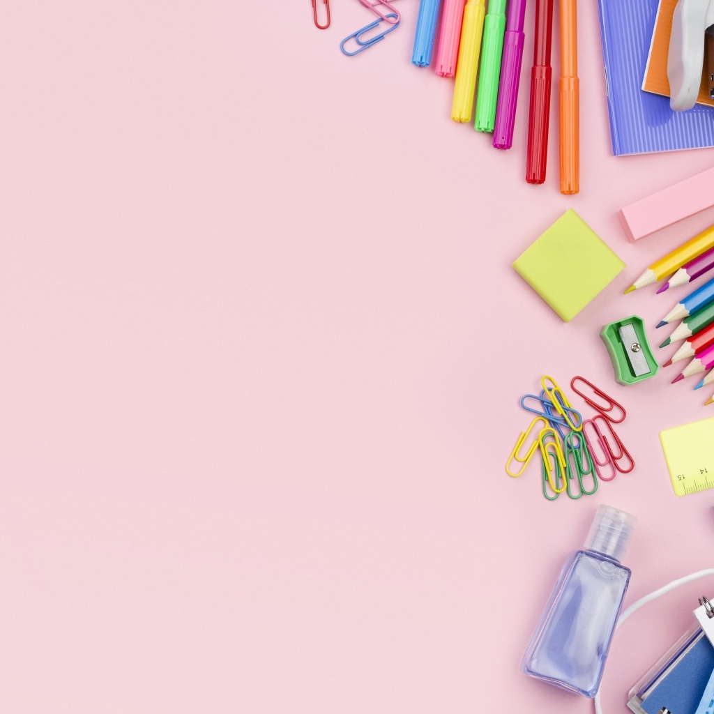 Предметы для рисования на голубом фоне