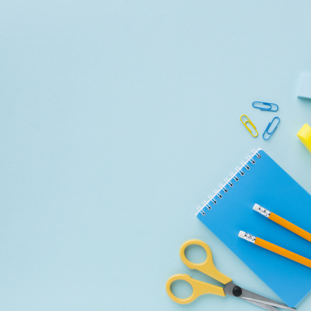 Офисные канцелярские предметы на голубом фоне