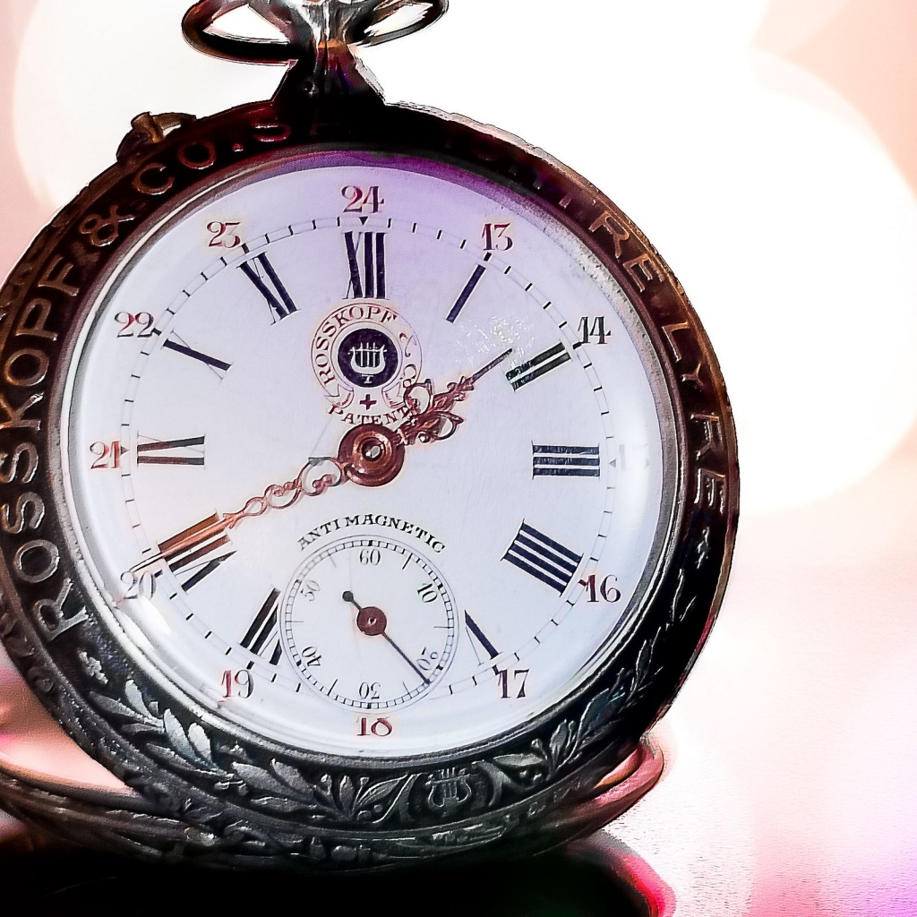 Карманные часы крупным планом