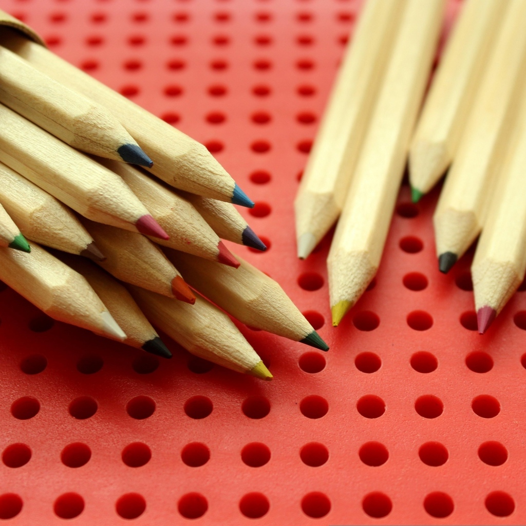 Заточенные карандаши на красном фоне