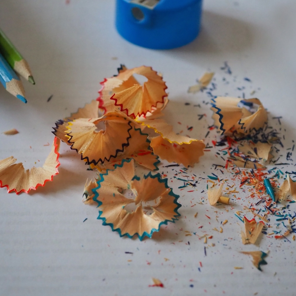 Стружка с разноцветных карандашей на столе