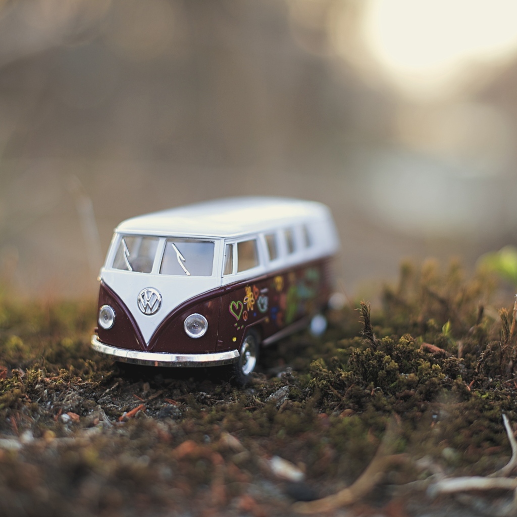 Маленький игрушечный автомобиль volkswagen на земле