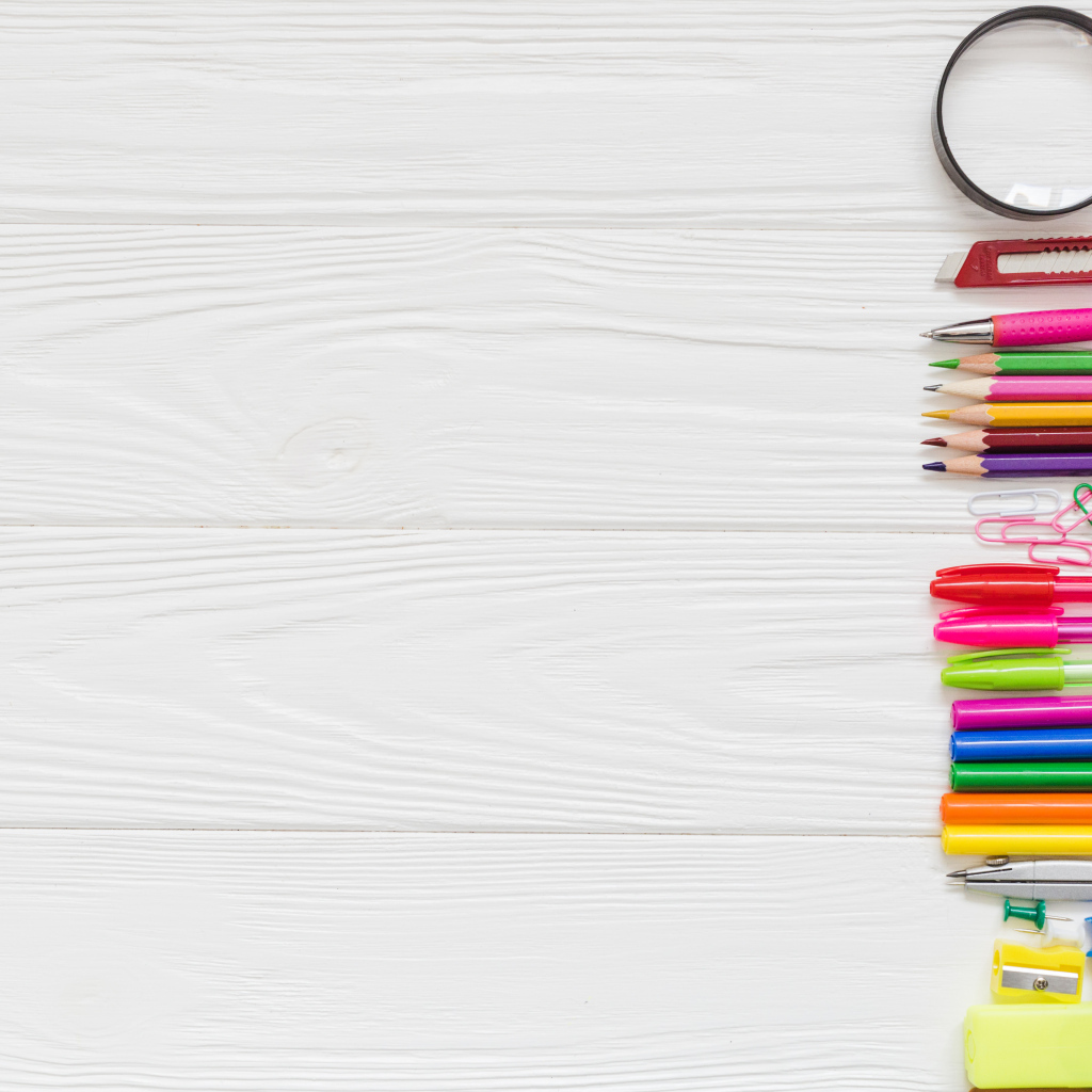 Канцелярские принадлежности на белом деревянном фоне