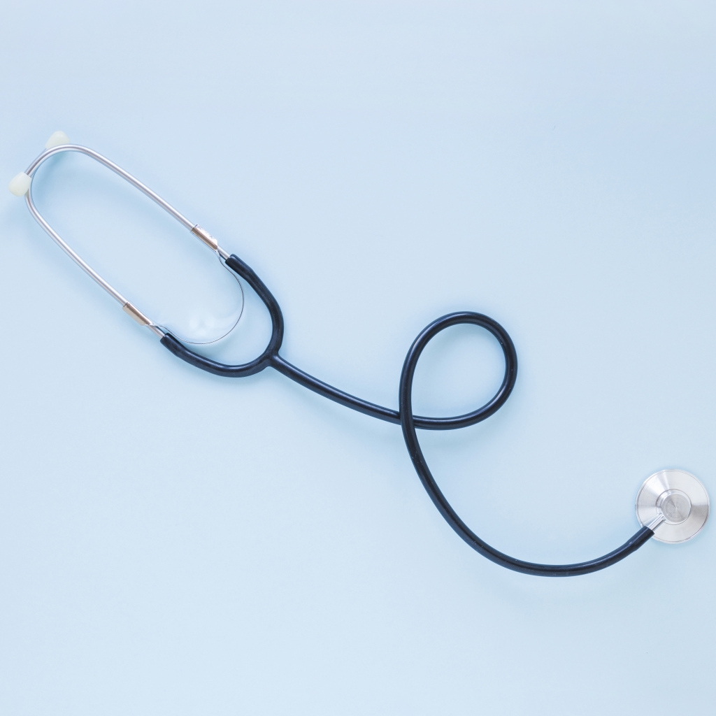 Стетоскоп на голубом фоне