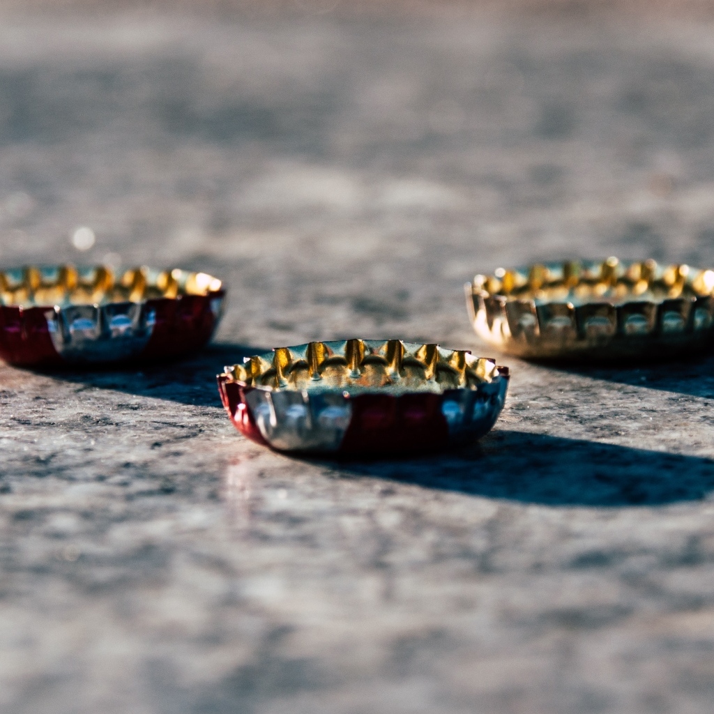 Три железные пробки на столе