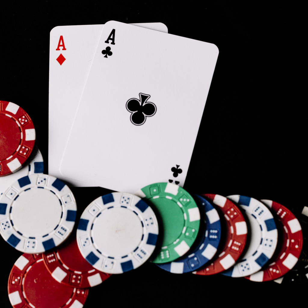 Два туза и фишки для покера  на черном фоне