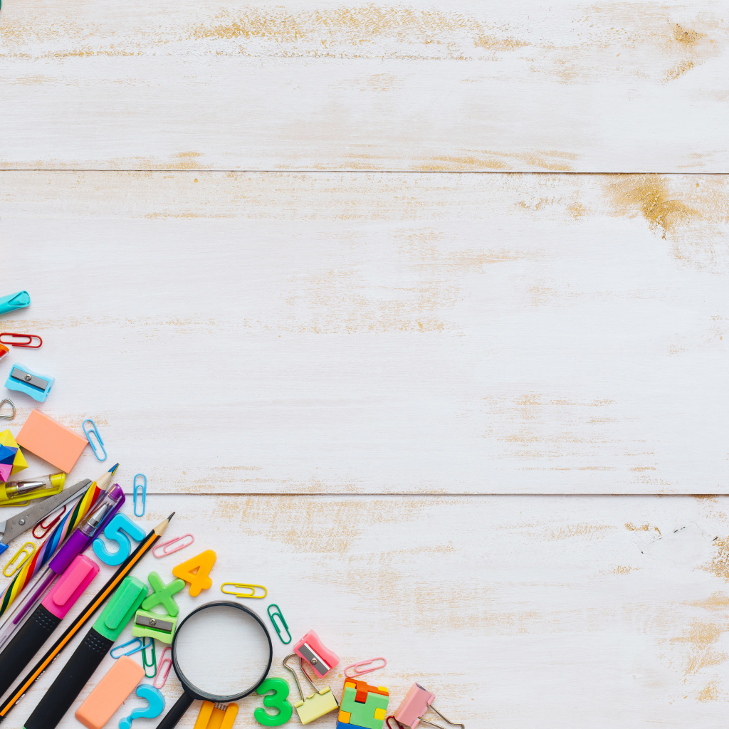 Деревянный фон с разноцветными канцелярскими предметами
