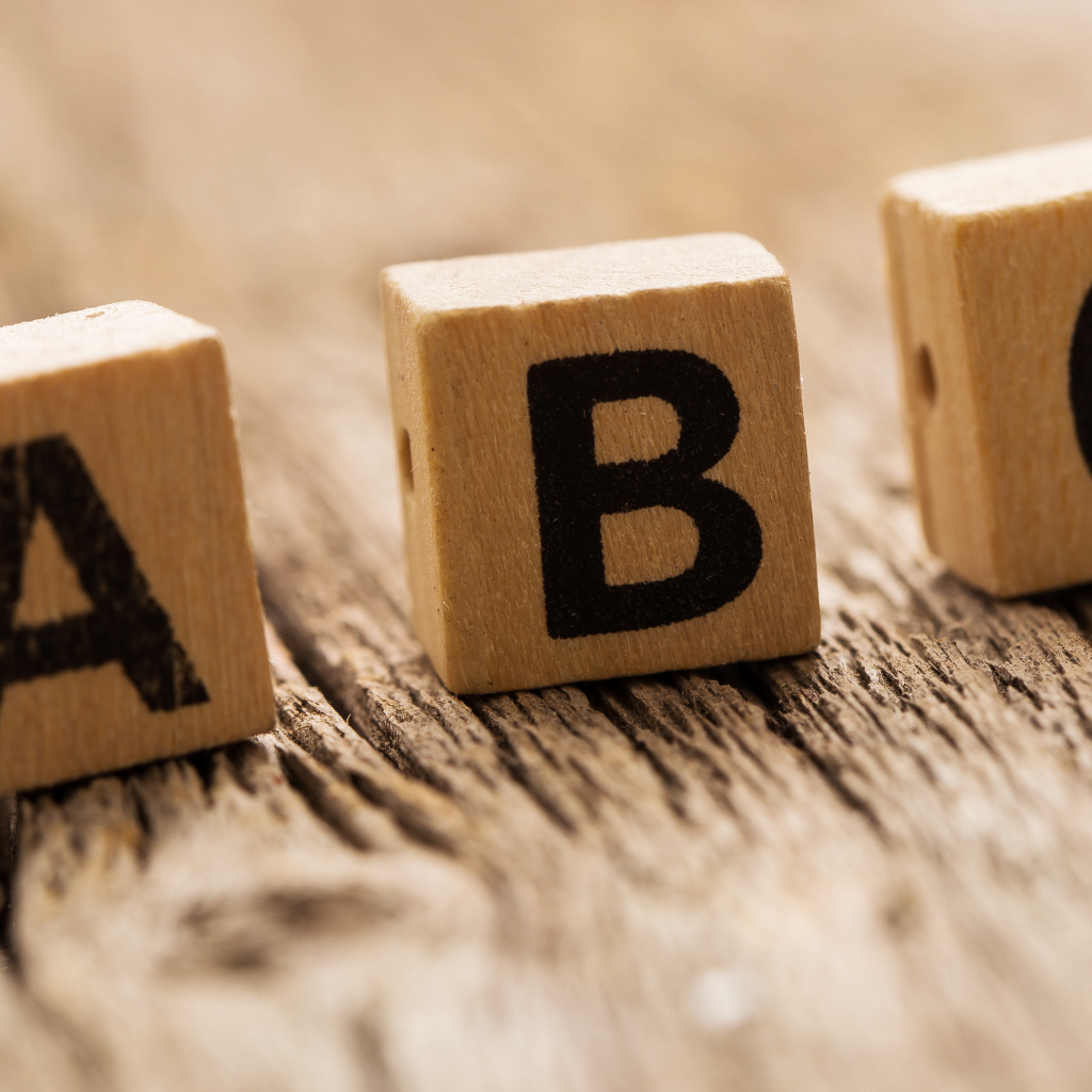 Деревянные кубики на столе 