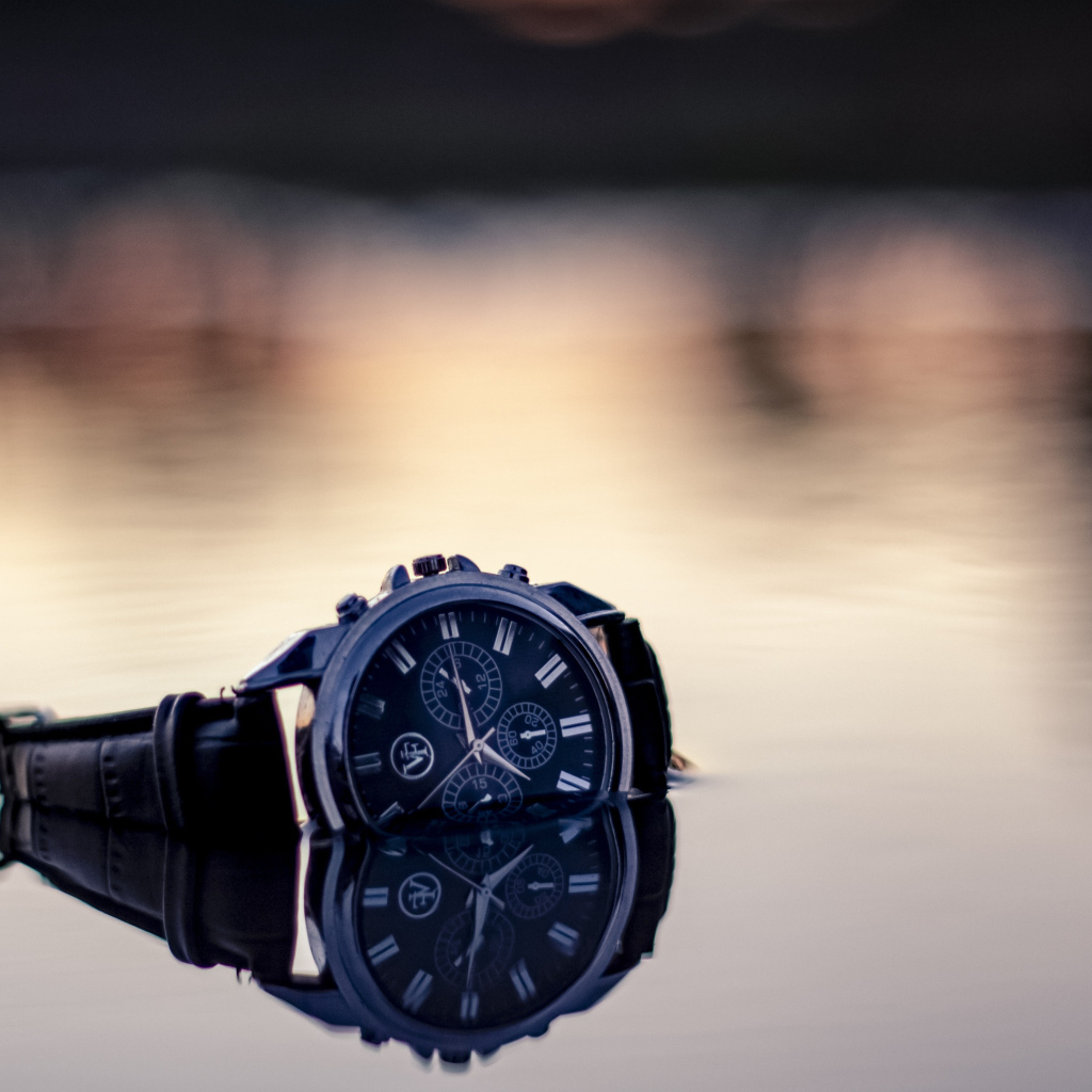 Наручные часы лежат в воде