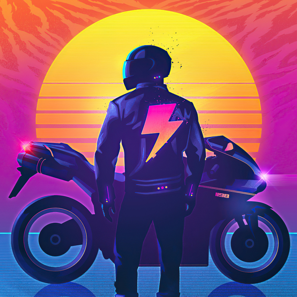 Байкер на мотоцикле на фоне солнца