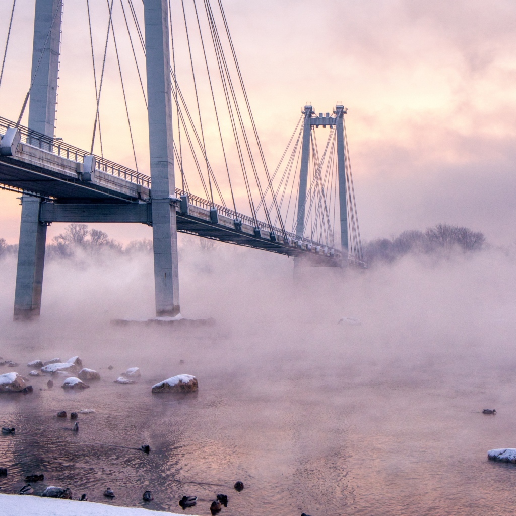 Мост через реку в тумане утром