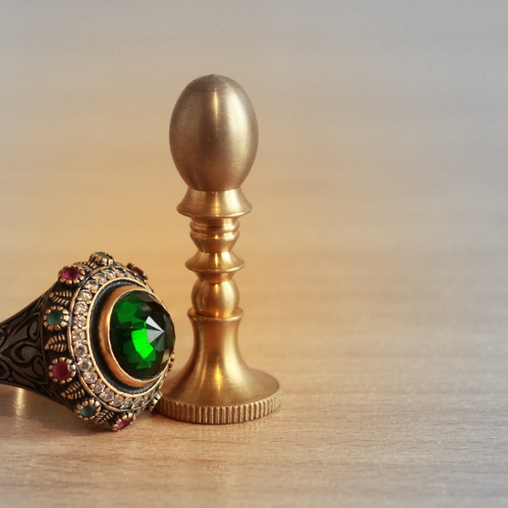 Старинный перстень на столе с фигурой