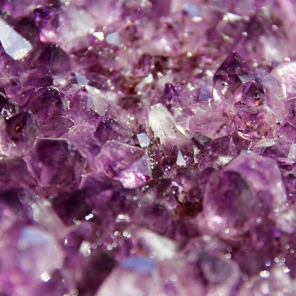 Яркий камень кристалл  аметист