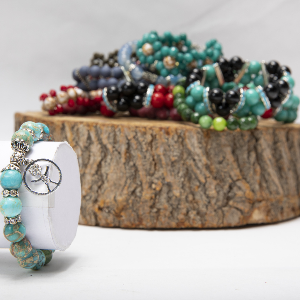 Браслеты из драгоценных камней на сером фоне