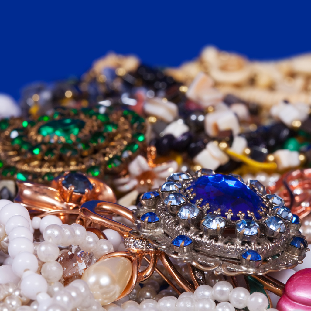 Много красивых ярких драгоценностей 