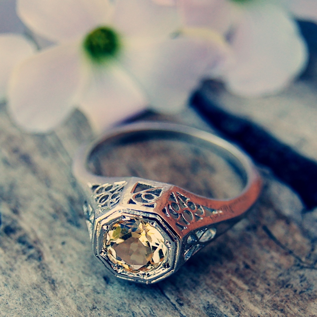 Перстень с камнем на деревянном столе 