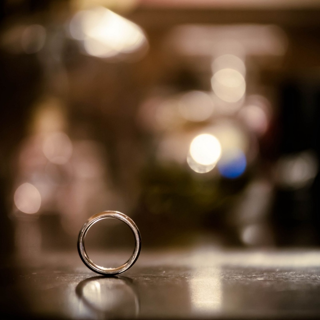 Золотое кольцо на ровной поверхности 