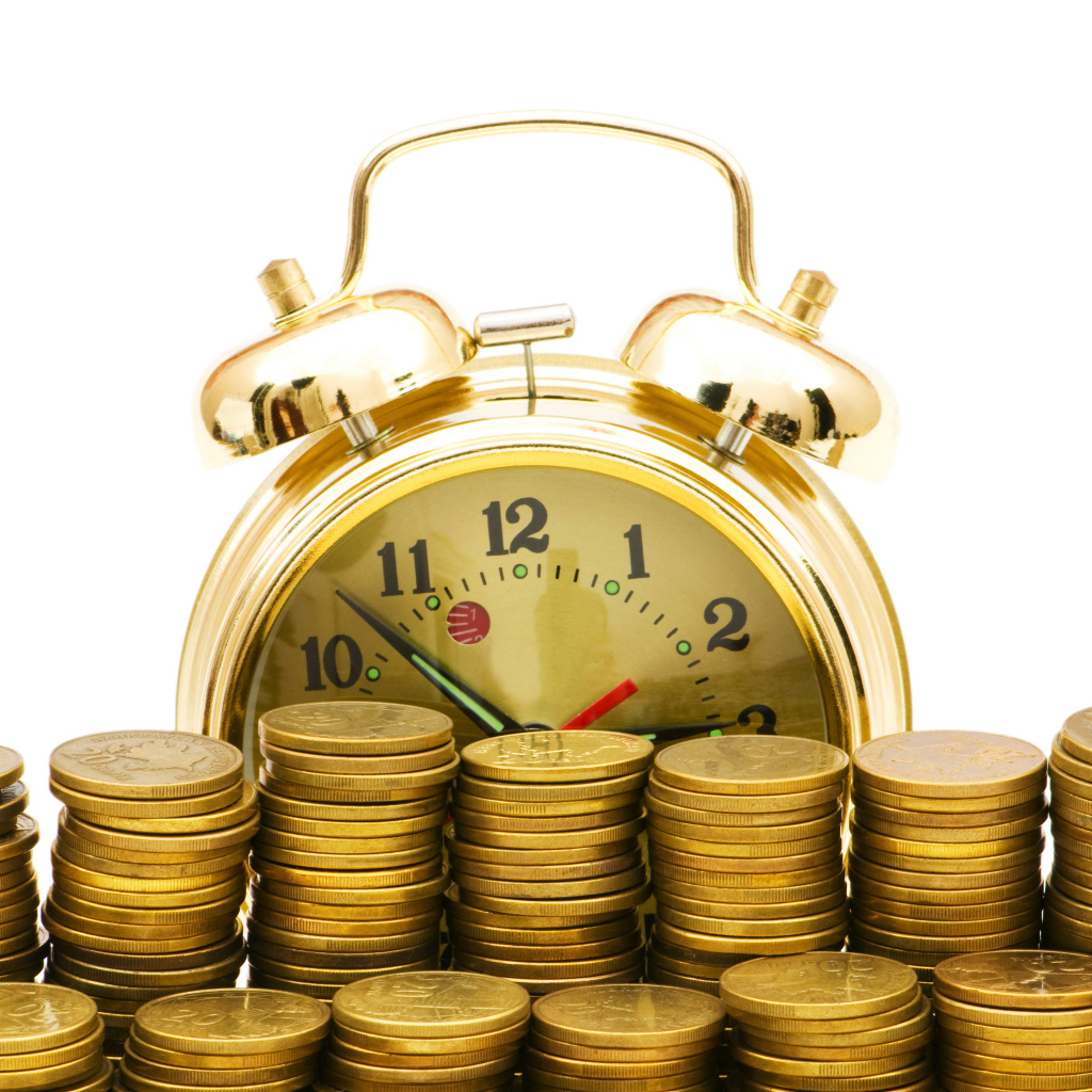 Столбики монет с золотыми часами на белом фоне