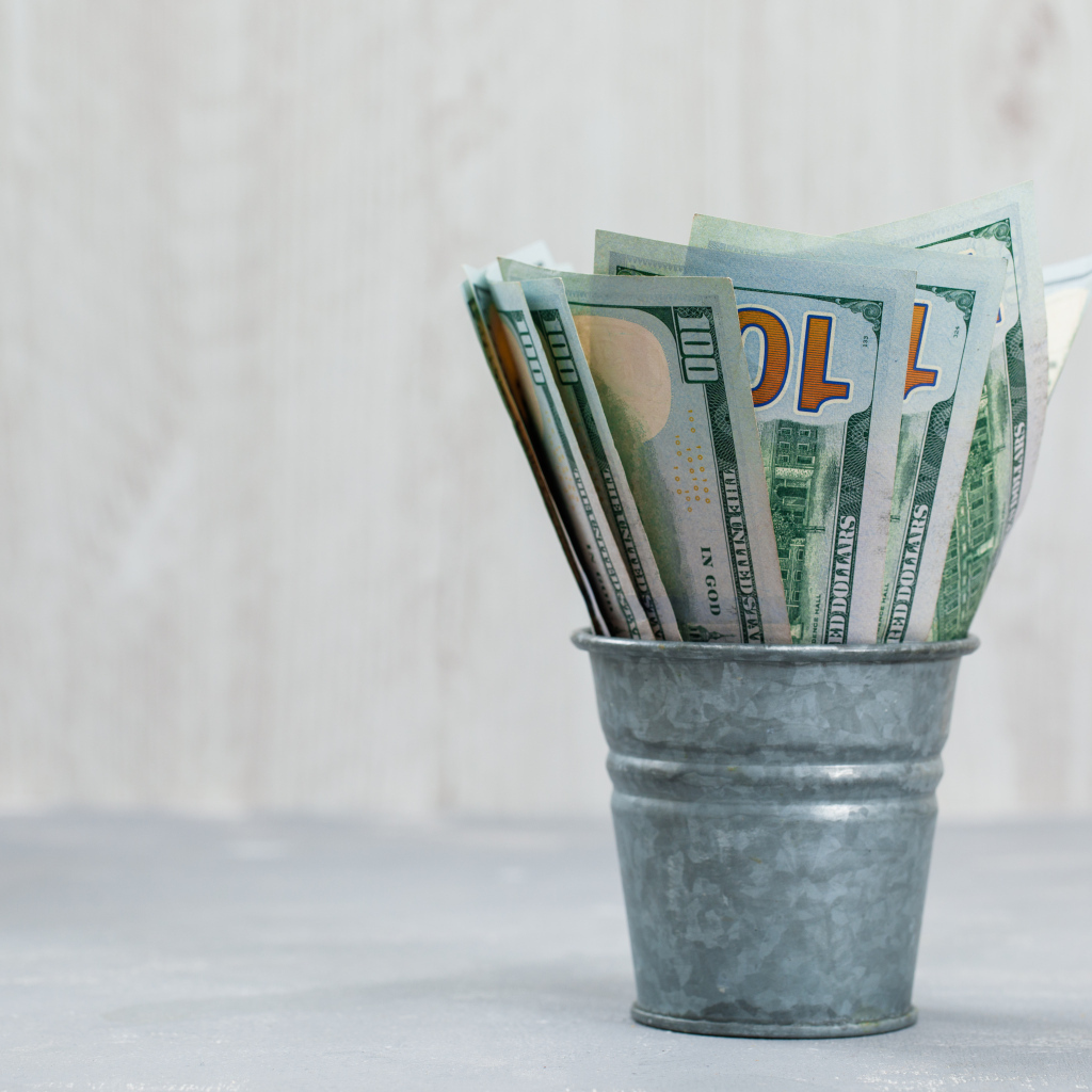 Банкноты в мини ведре на столе